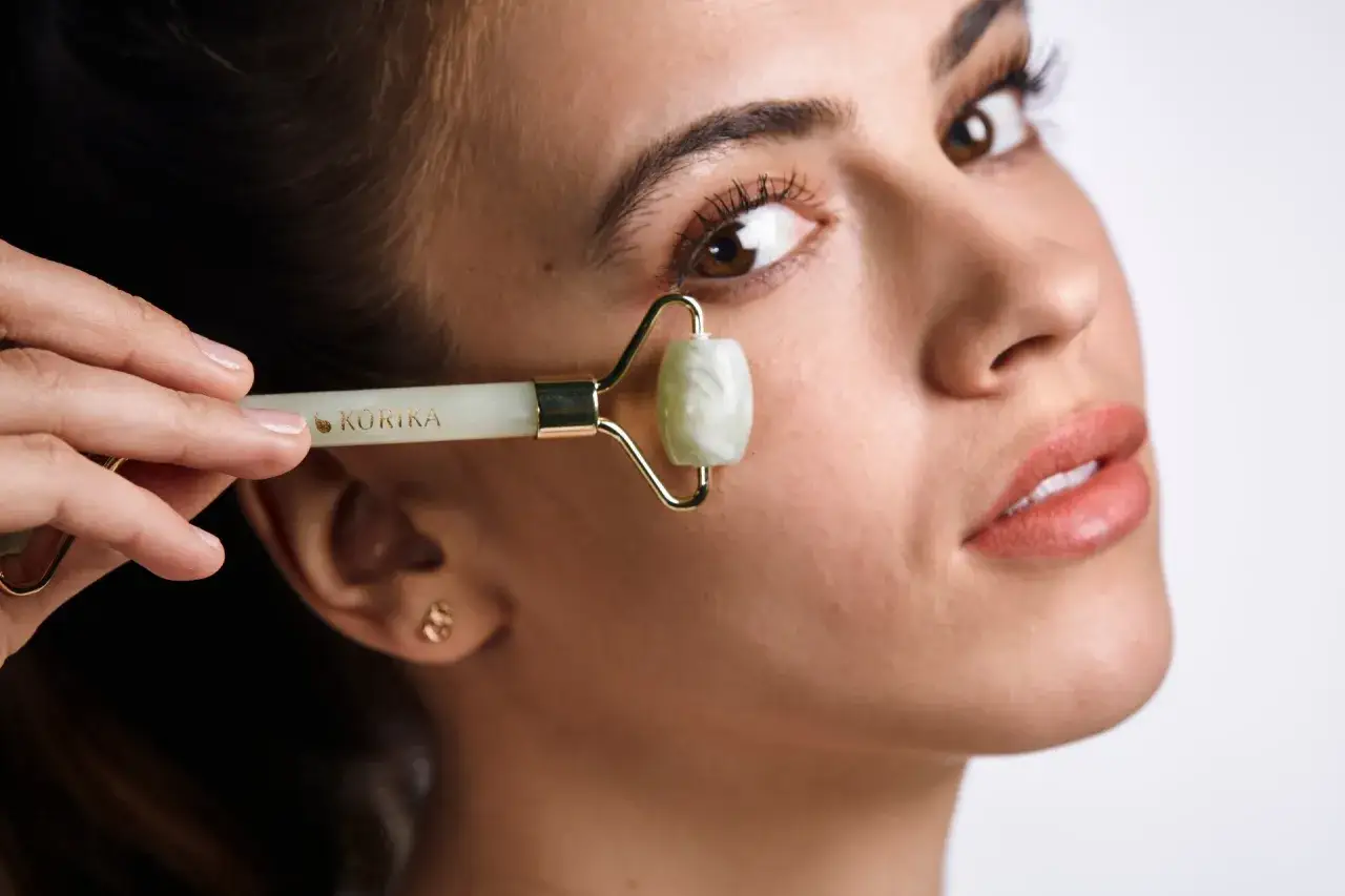 Rutina de lifting facial casero con rodillo de jade. Piel radiante y rejuvenecida.