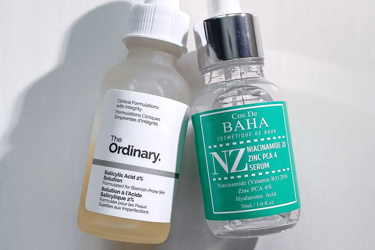Dos sueros: uno con &aacute;cido salic&iacute;lico de The Ordinary y otro con niacinamida y zinc PCA de Cos de Baha.