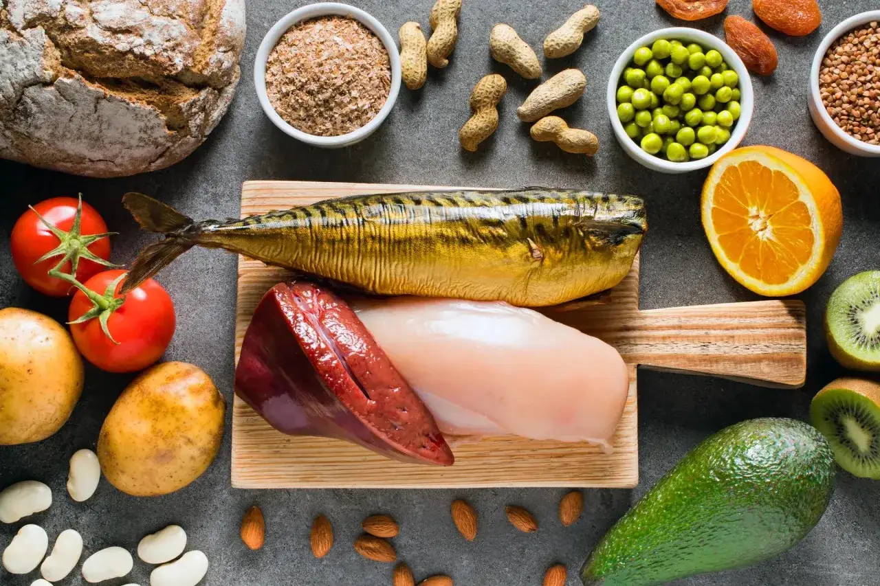 Alimentos ricos en vitamina B3 para que sirve: salmón, hígado, pollo, frutos secos, legumbres, cereales y frutas.