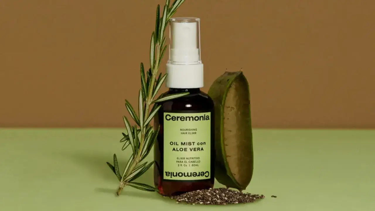 Aceite en spray Ceremonia con aloe vera para el pelo, acompa&ntilde;ado de romero y una vaina de aloe vera.
